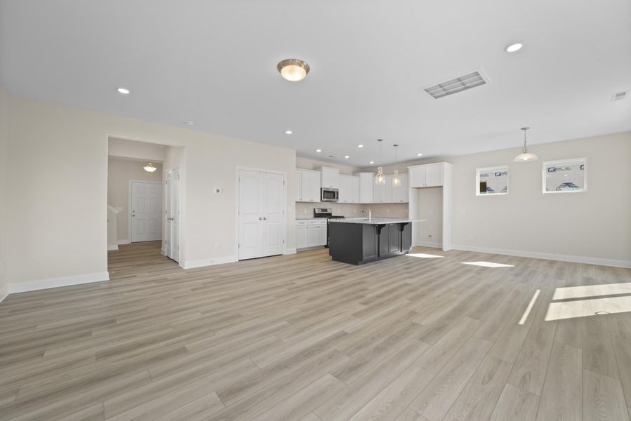 Spacious, unfurnished interior of a new home in Oakley Pointe, Moncks Corner (Image 18).
