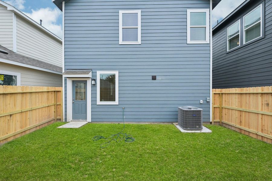 This inviting backyard space is ideal for hosting gatherings or unwinding after a busy day. Take advantage of this excellent opportunity—consider scheduling a viewing today.!