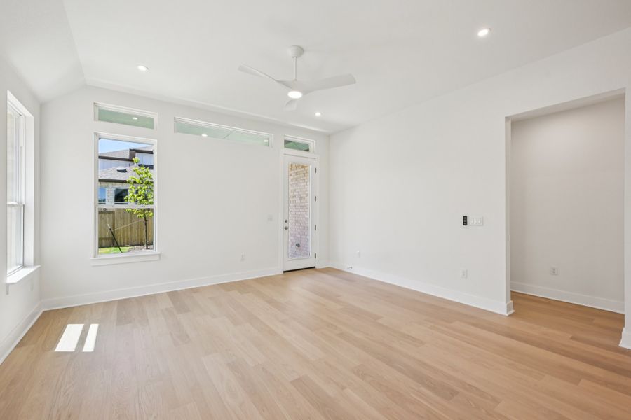 Spacious, unfurnished interior of a new home in Persimmon, Buda (Image 11).