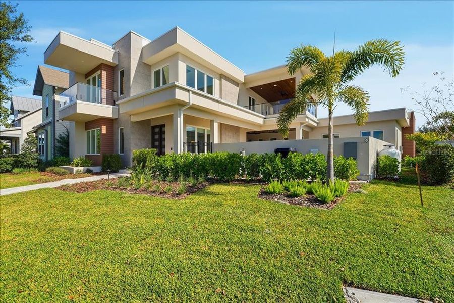 Exterior details and patio area of a home in , Orlando (Image 31).