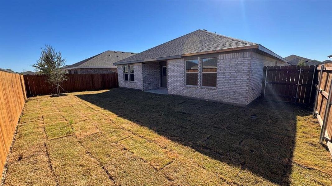 Exterior details and patio area of a home in Meadowbrook Estates, Cleburne (Image 2).