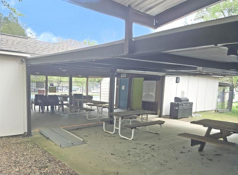 Community amenities in , Yantis (Image 16).