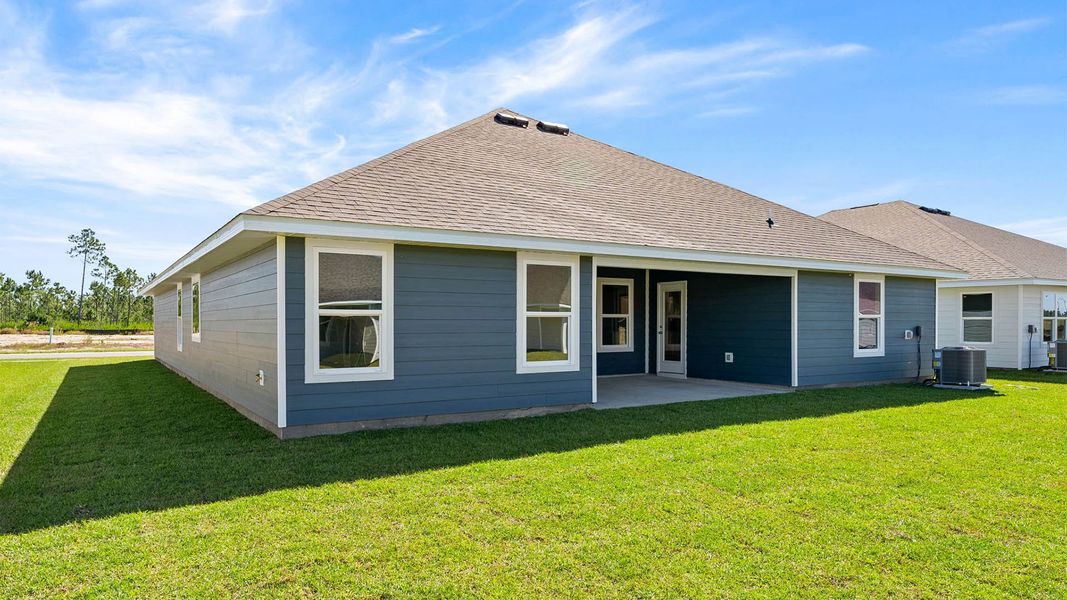 Exterior details and patio area of a home in Liberty, Panama City (Image 3).