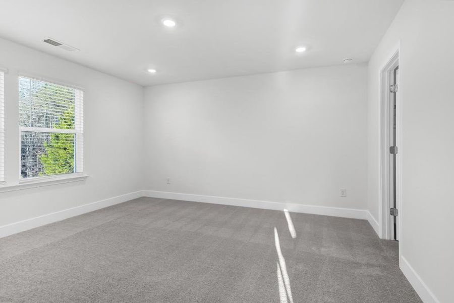 Spacious, unfurnished interior of a new home in Shadow Creek, Jackson (Image 19).