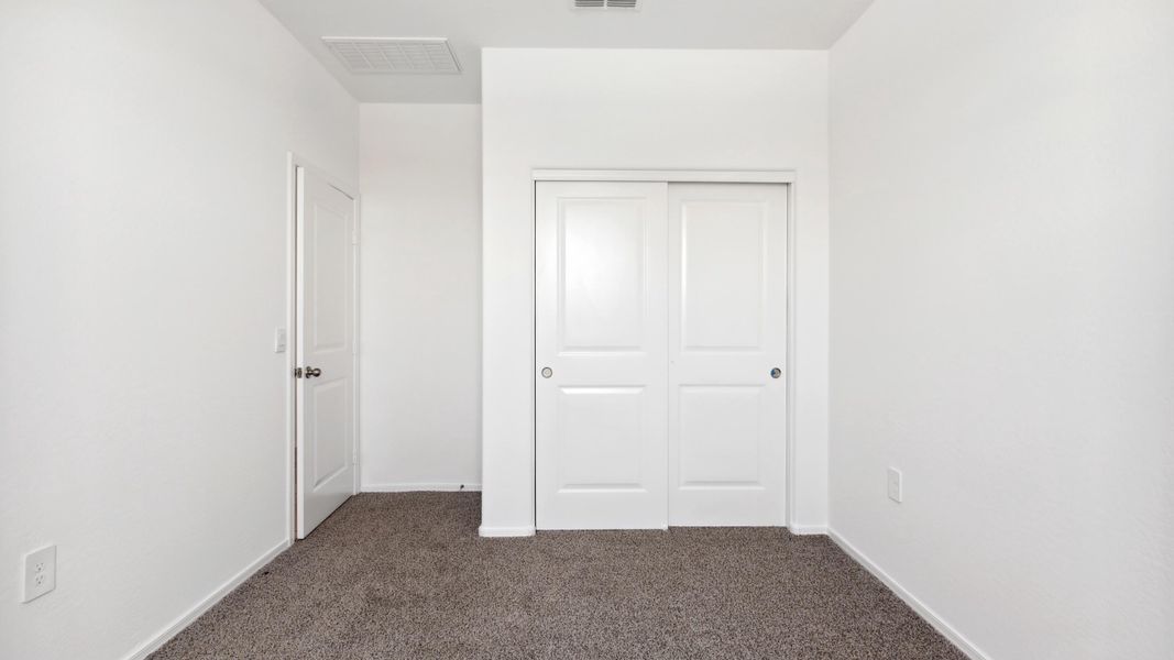 Spacious, unfurnished interior of a new home in Quail Ranch, San Tan Valley (Image 18).