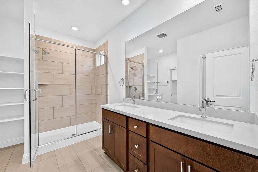 Furnished interior view inside a new home in Madero 50s, Fort Worth (Image 9).