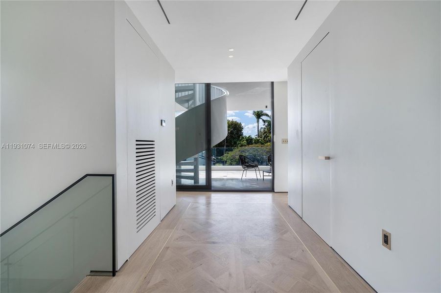 Spacious, unfurnished interior of a new home in , Miami Beach (Image 25).