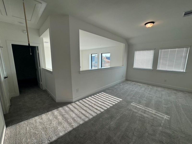 Spacious, unfurnished interior of a new home in Evergreen, Conroe (Image 8).