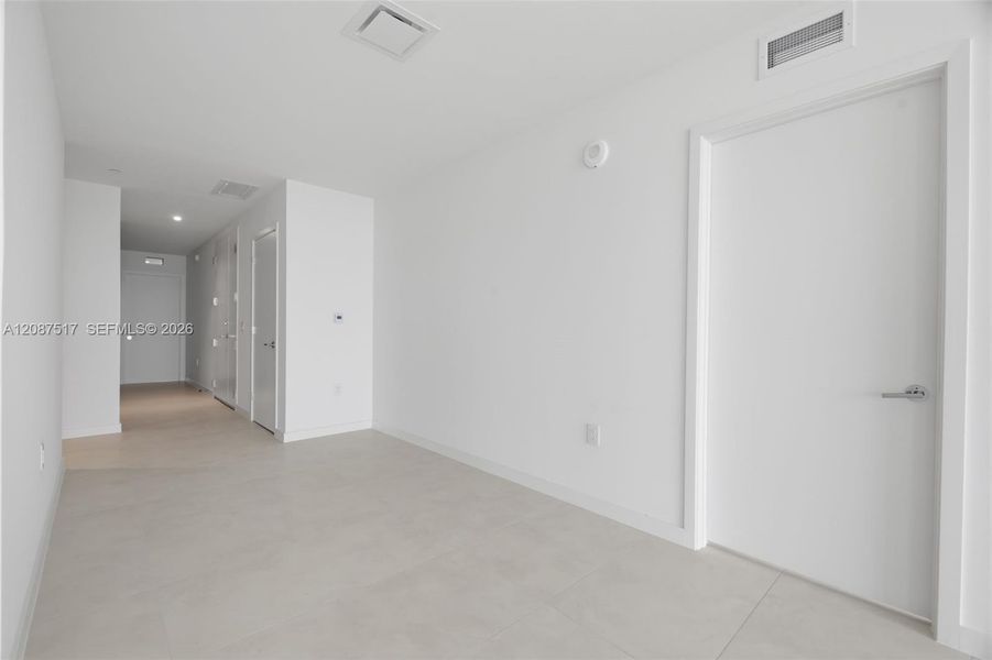 Spacious, unfurnished interior of a new home in , Miami (Image 62).