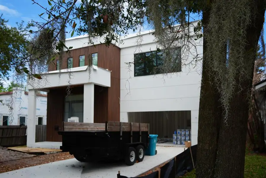 Exterior details and patio area of a home in , Orlando (Image 4).