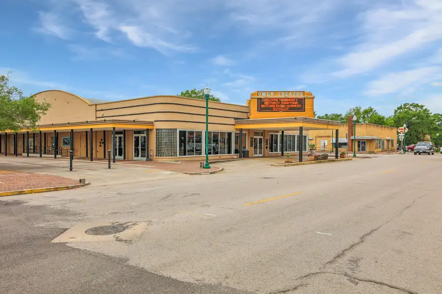 Front exterior of a new home in Silverthorne, Conroe, TX, highlighting curb appeal (Image 18). Front exterior of a new home in Silverthorne, Conroe, TX, highlighting curb appeal (Image 18).