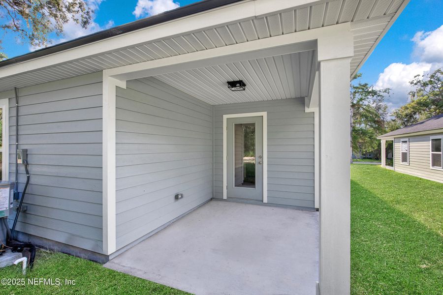 Exterior details and patio area of a home in , Palatka (Image 4).