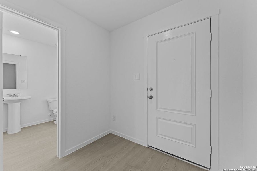 Spacious, unfurnished interior of a new home in Lodi Grove, Floresville (Image 23).