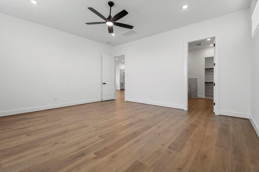 Spacious, unfurnished interior of a new home in Hallimore Ranch, Rosenberg (Image 10).