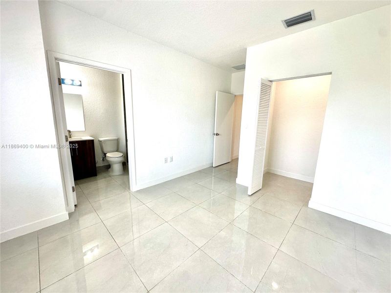 Spacious, unfurnished interior of a new home in , Florida City (Image 12).