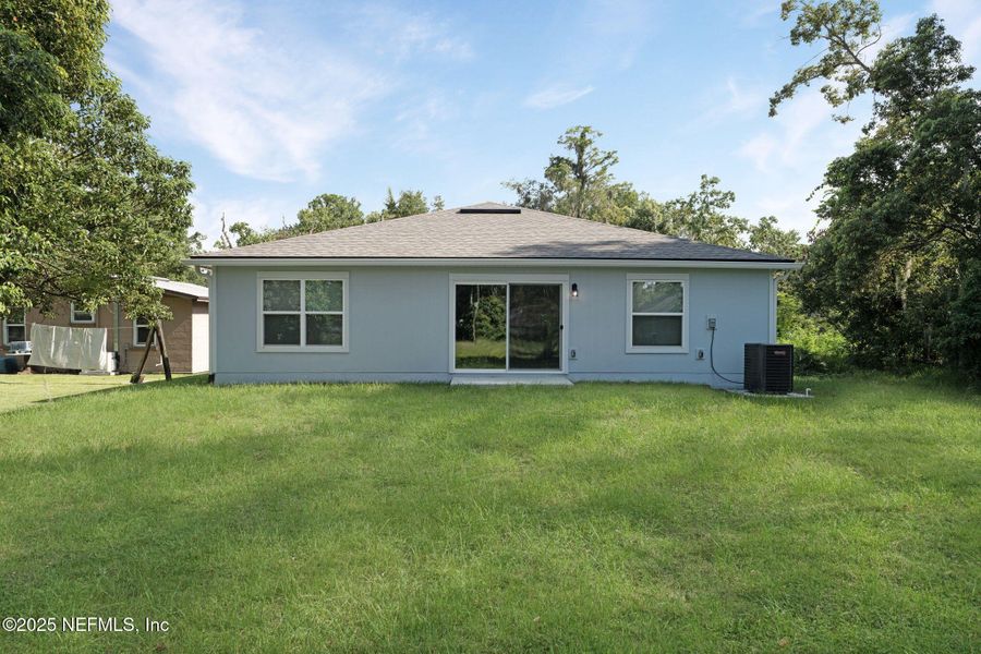 Exterior details and patio area of a home in , Green Cove Springs (Image 3).