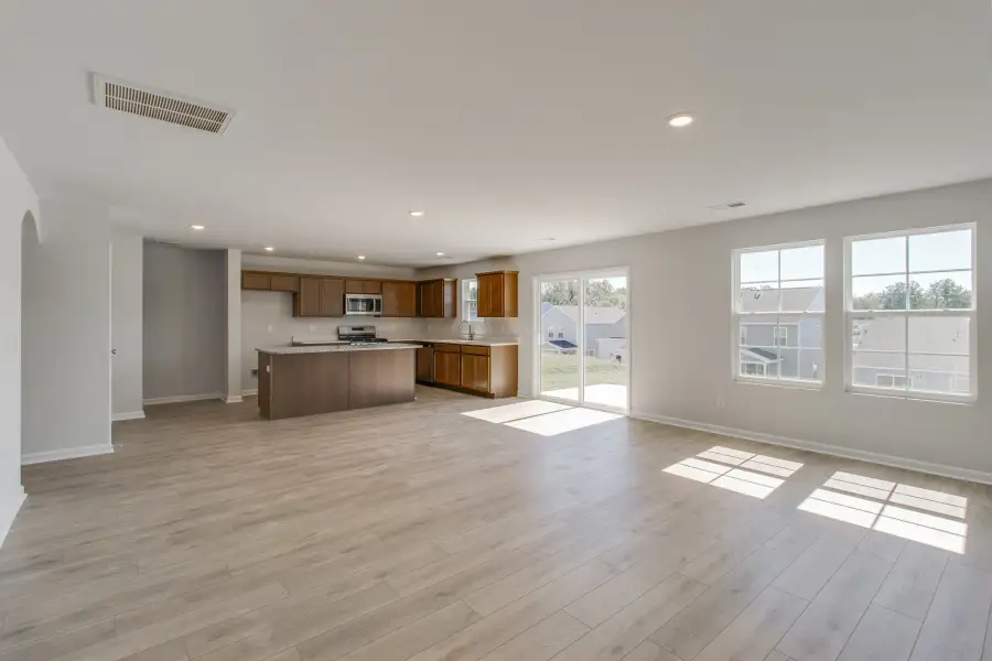 Spacious, unfurnished interior of a new home in Bluefield, Lexington (Image 20).