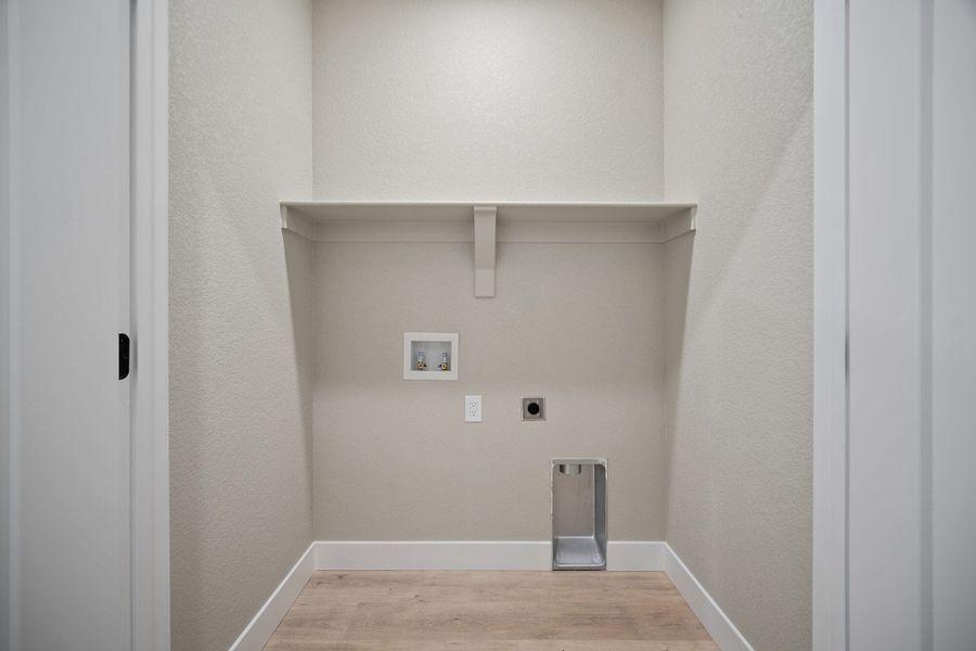 Spacious, unfurnished interior of a new home in Trails at Aspen Ridge-3, Colorado Springs (Image 11).