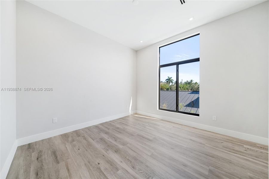 Spacious, unfurnished interior of a new home in , Fort Lauderdale (Image 35).