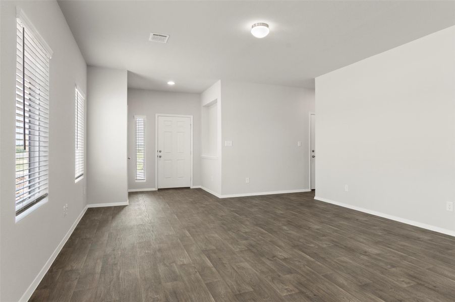 Spacious, unfurnished interior of a new home in Harvest Ridge, Elgin (Image 27).