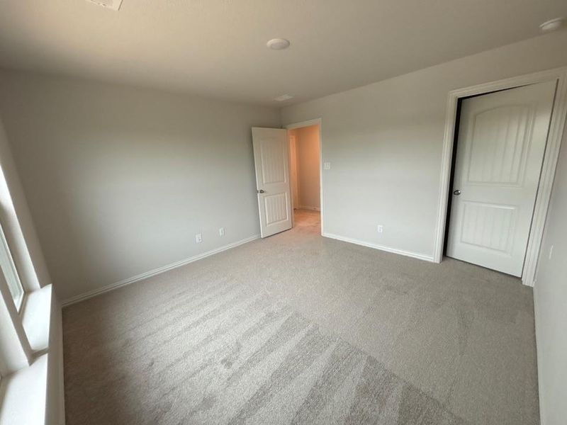 Spacious, unfurnished interior of a new home in Waterford Park, Weatherford (Image 11).