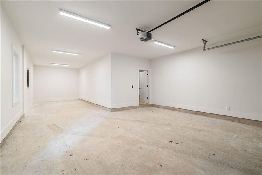 Spacious, unfurnished interior of a new home in , Alpharetta (Image 38).