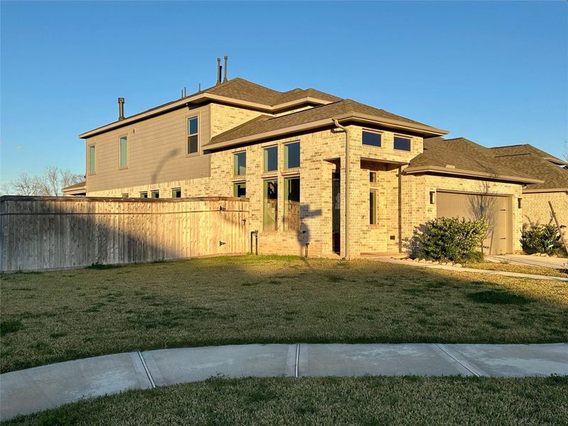 Exterior details and patio area of a home in Sienna, Missouri City (Image 17).