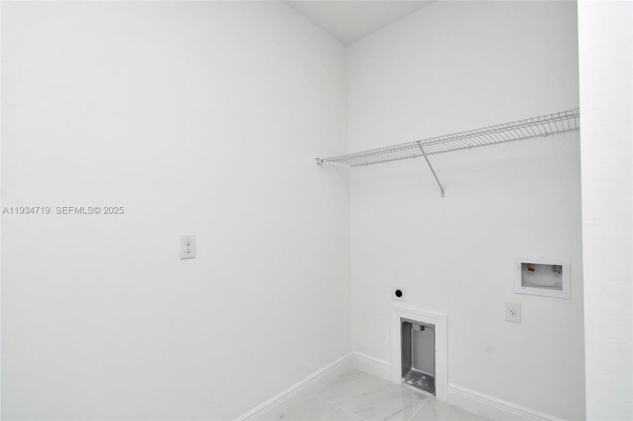 Spacious, unfurnished interior of a new home in , Lehigh Acres (Image 24).