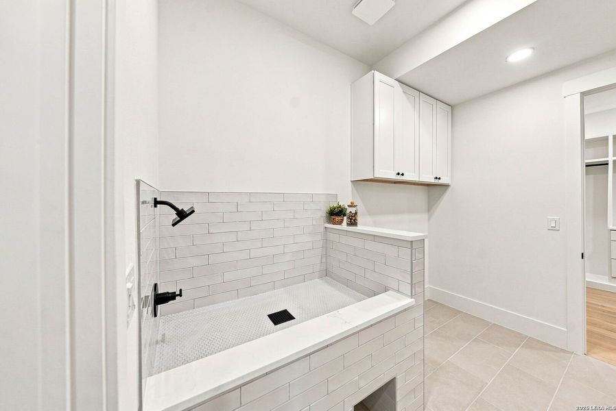Furnished interior view inside a new home in , Boerne (Image 39).