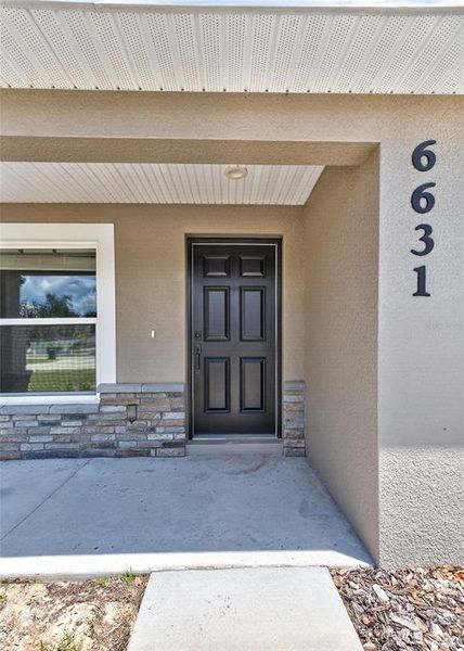 Exterior details and patio area of a home in , Winter Haven (Image 3).