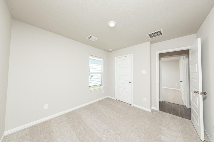 Spacious, unfurnished interior of a new home in Cliffstone Hills, Conroe (Image 7).