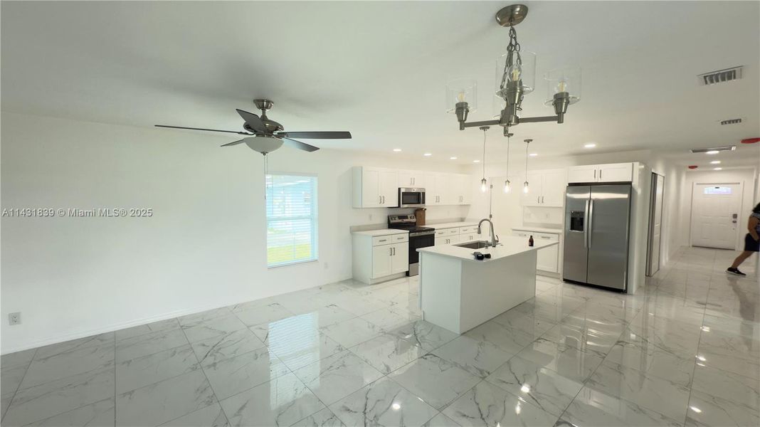 Spacious, unfurnished interior of a new home in , Fort Myers (Image 27).