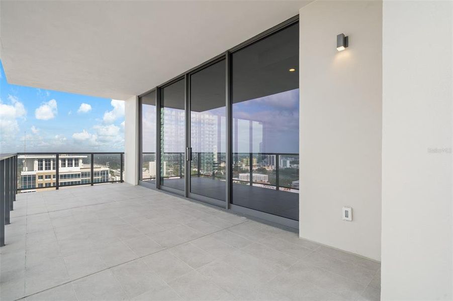 Exterior details and patio area of a home in , St. Petersburg (Image 21).