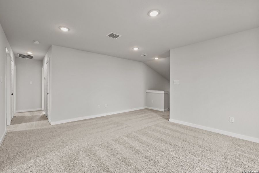 Spacious, unfurnished interior of a new home in Cinco Lakes, San Antonio (Image 20).