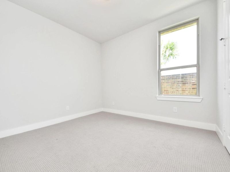 Spacious, unfurnished interior of a new home in Lago Mar, Texas City (Image 29).