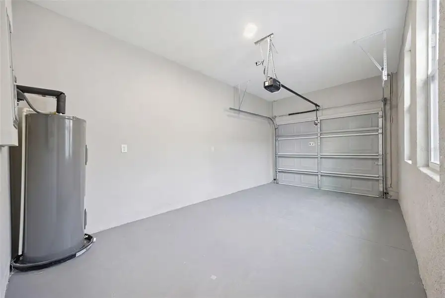 Spacious, unfurnished interior of a new home in , Tampa (Image 31).