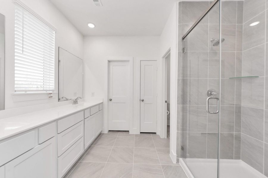 Furnished interior view inside a new home in Sienna, Missouri City (Image 8).