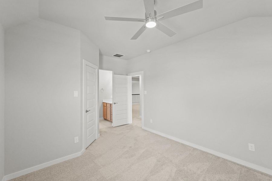 Spacious, unfurnished interior of a new home in Briarwood Crossing, Rosenberg (Image 28).