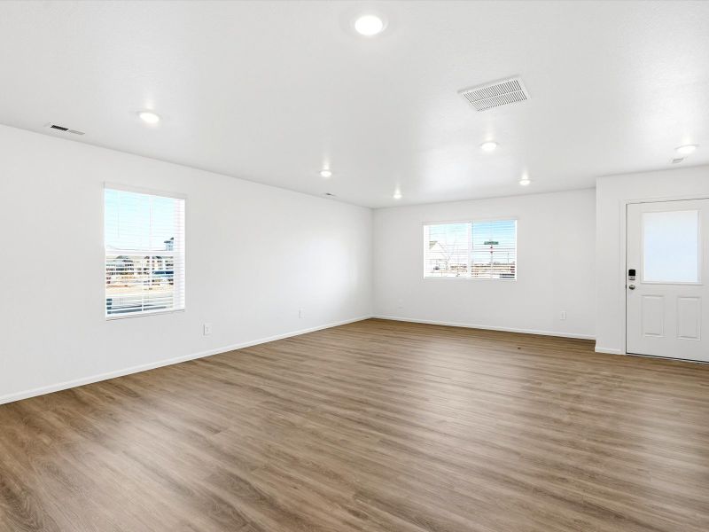 Spacious, unfurnished interior of a new home in Skyview at High Point, Aurora (Image 11).