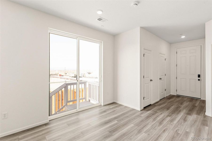Spacious, unfurnished interior of a new home in Turnberry, Commerce City (Image 33).
