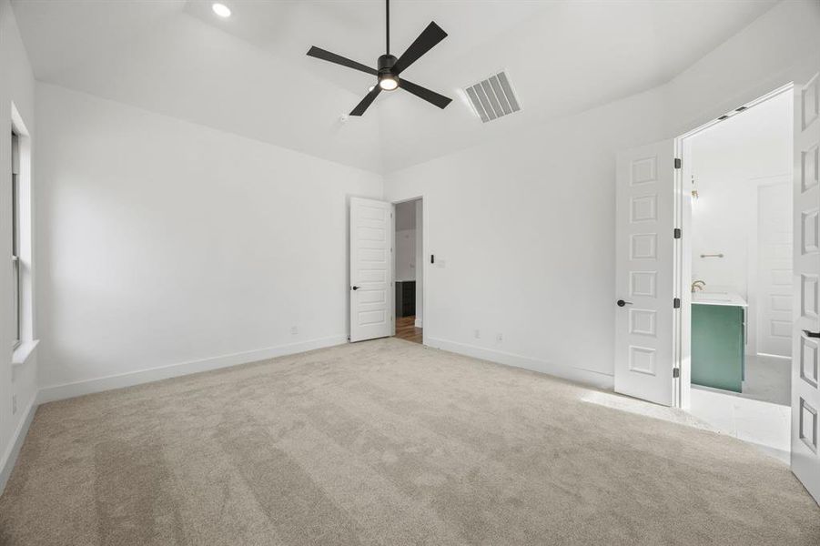 Spacious, unfurnished interior of a new home in Rolling Creek Ranch, Aledo (Image 28).