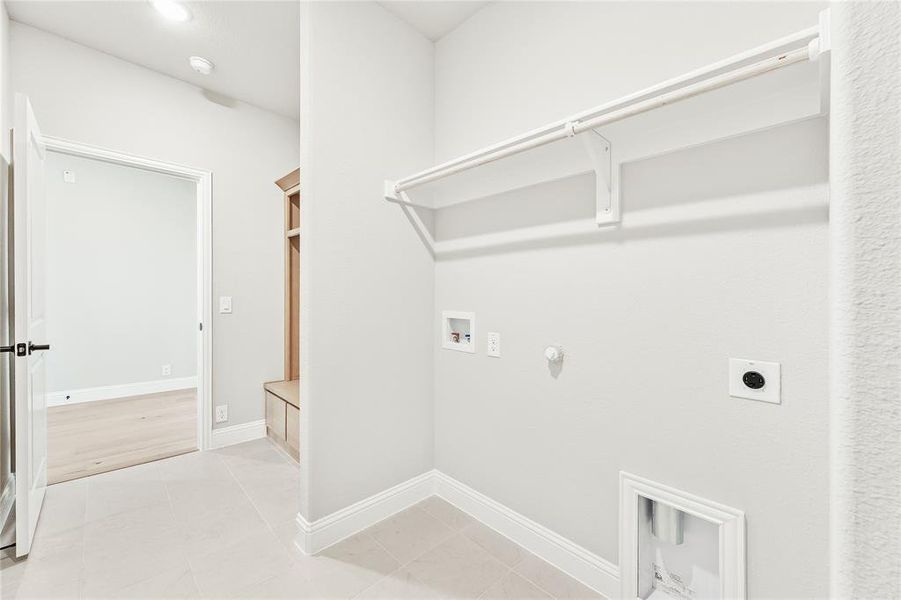 Spacious, unfurnished interior of a new home in The Oaks, Red Oak (Image 17).