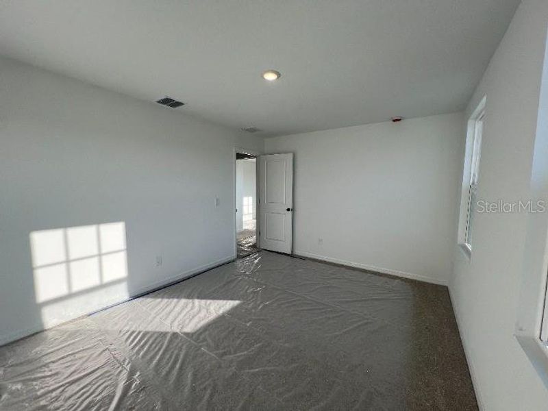 Spacious, unfurnished interior of a new home in Hawks Run, Kissimmee (Image 18). Spacious, unfurnished interior of a new home in Hawks Run, Kissimmee (Image 18).