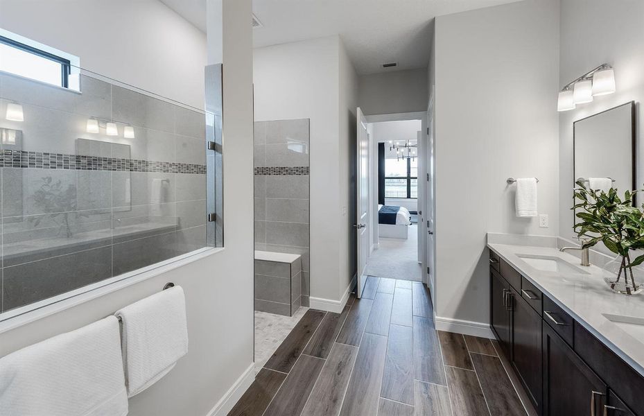 Owner's Bath with Walk in Owner's Bath with Walk in