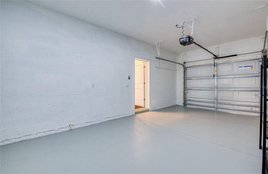 Spacious, unfurnished interior of a new home in , Palm Harbor (Image 21).