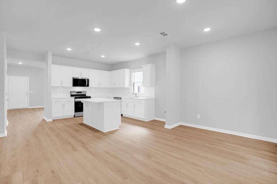 Spacious, unfurnished interior of a new home in Bradford Pointe, Summerville (Image 30).