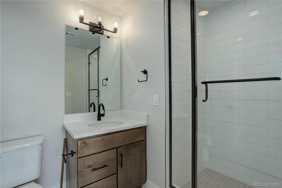 First level en-suite bathroom w/quartz countertops