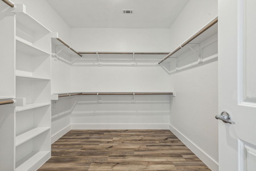 Spacious, unfurnished interior of a new home in Dove Hollow, Waxahachie (Image 18).