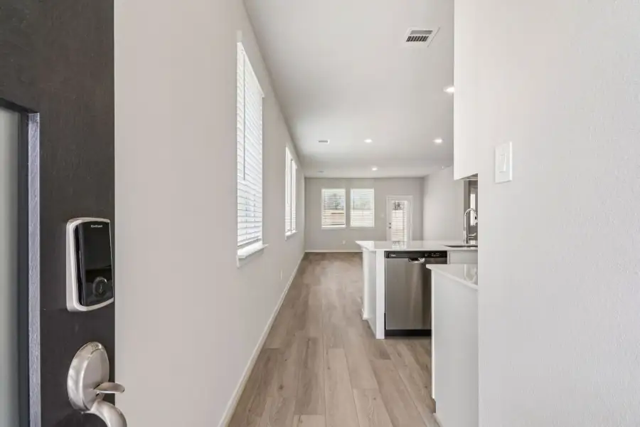Spacious, unfurnished interior of a new home in Webercrest Heights, Houston (Image 7).