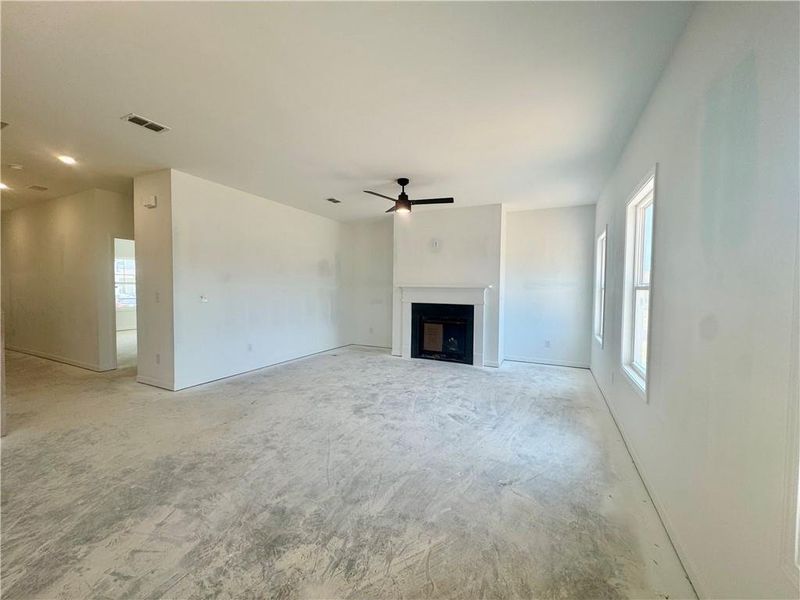 Spacious, unfurnished interior of a new home in Eastlyn Crossing, Flowery Branch (Image 8).